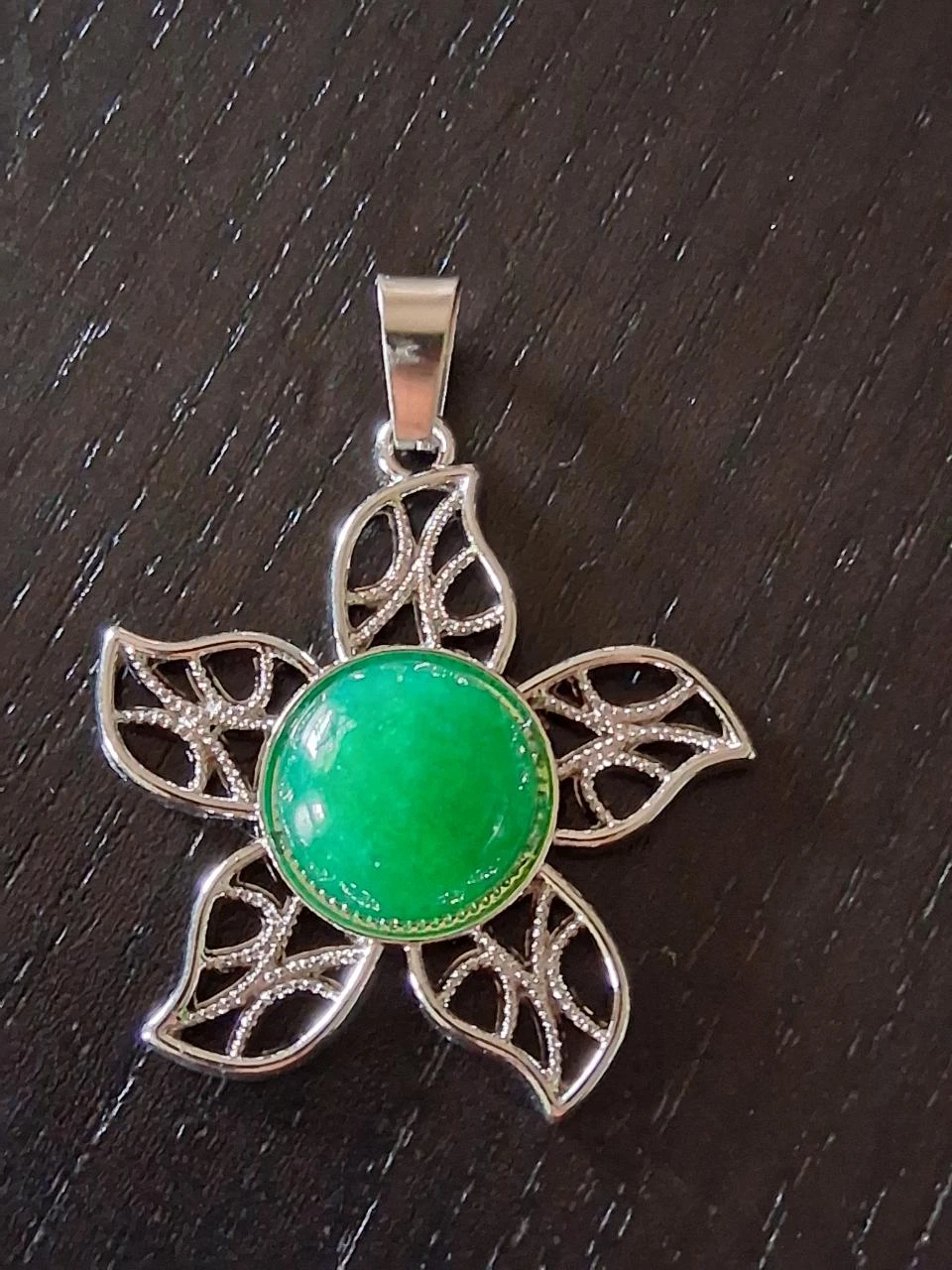 Hanger zilverkleurige bloem Jade
